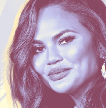 Chrissy Teigen Wore the Alo Yoga Togetherness Sports Bra Chrissy Teigen Wore the Alo Yoga Togetherness Sports Bra