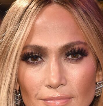 J.Lo Glowed In Makeup-Free Selfie After Bagging Hustlers Award J.Lo Glowed In Makeup-Free Selfie After Bagging Hustlers Award