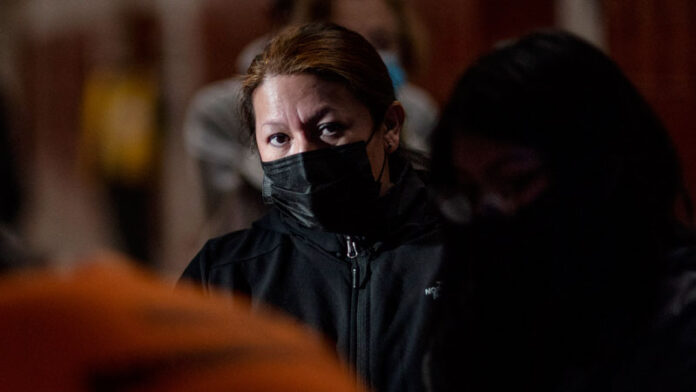 apa_210227_woman_wearing_mask_covid_800x450.jpg